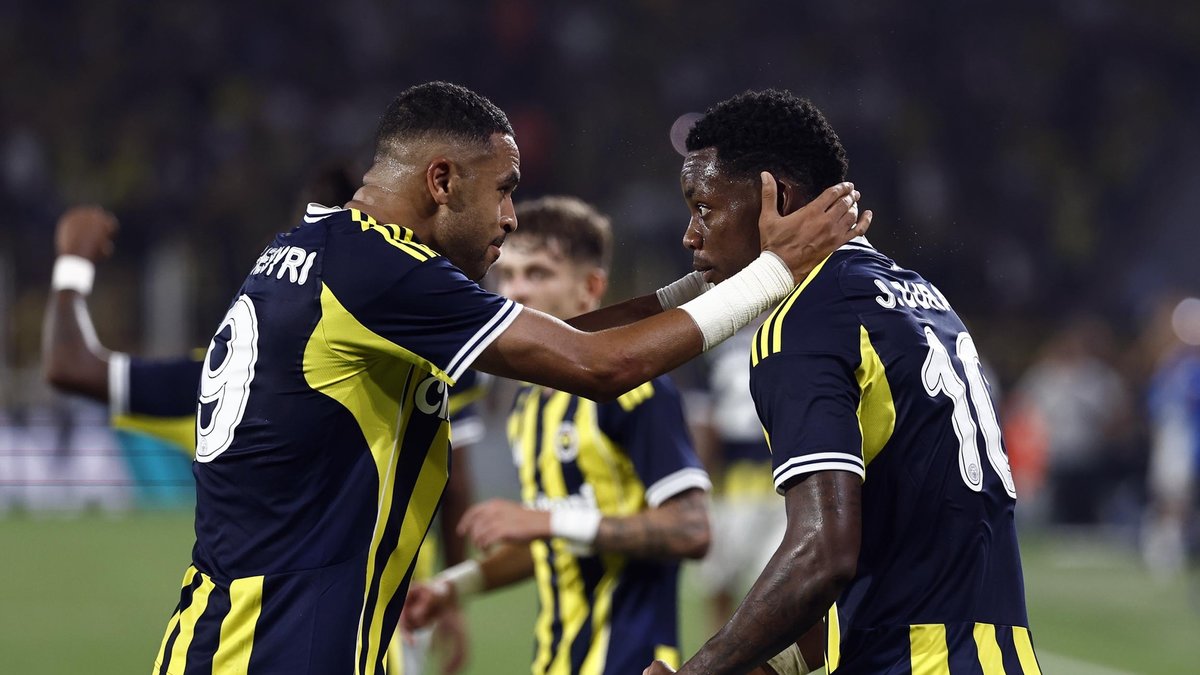 Fenerbahçe'nin yeni transferi Jhon Duran'dan! Yıldız ismi ikna etti Fenerbahçe'nin yeni transferi Jhon Duran'dan! Yıldız ismi ikna etti