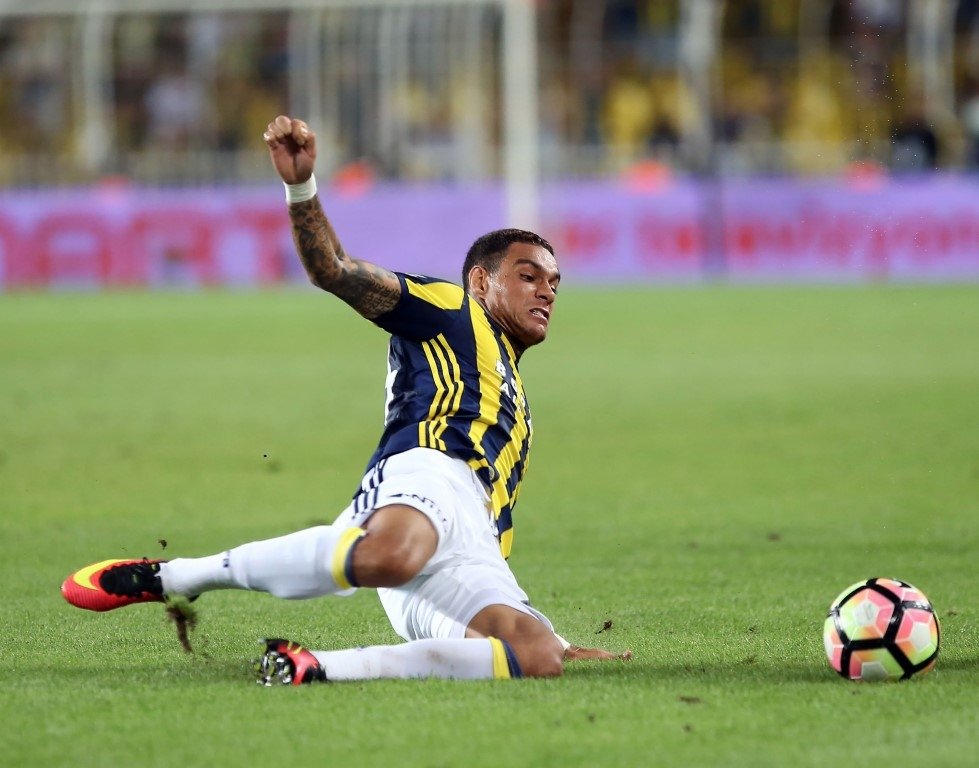 Van der Wiel küfür etti, yumruğu yedi!