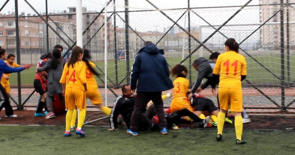 Kayseri’de kadın futbolcular kavga etti