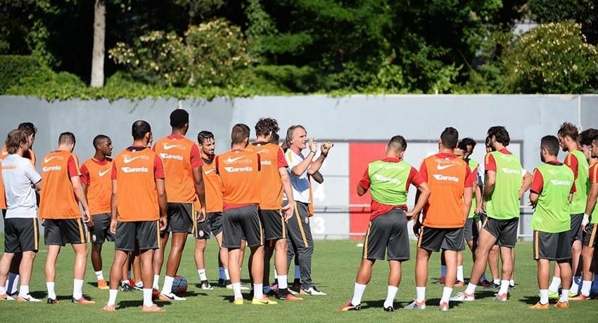 Sabri Sarıoğlu, Jan Olde Riekerink’in elini öptü!