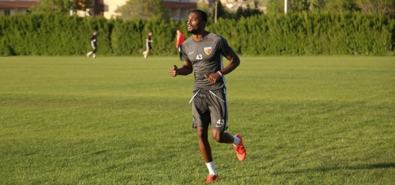 Galatasaray'da Mensah transferi çıkmaza girdi