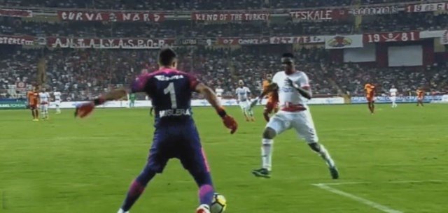 Muslera, Eto’o’yu yine çalımladı