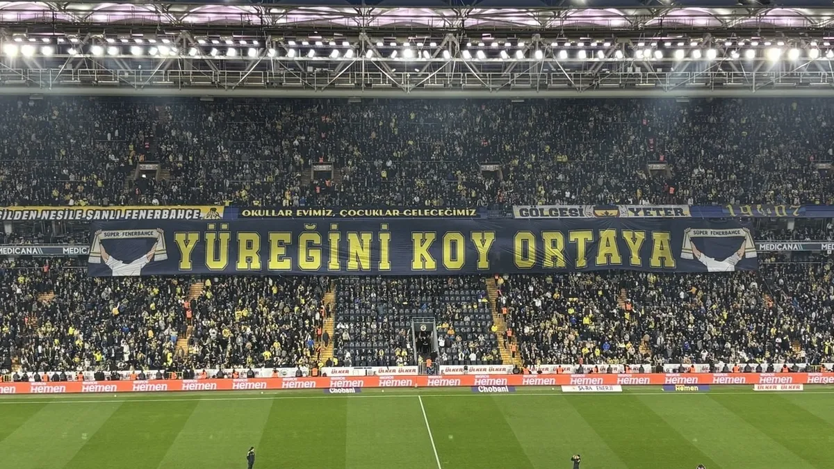 Fenerbahçe tribünlerinde maç öncesi dikkat çeken görüntüler!