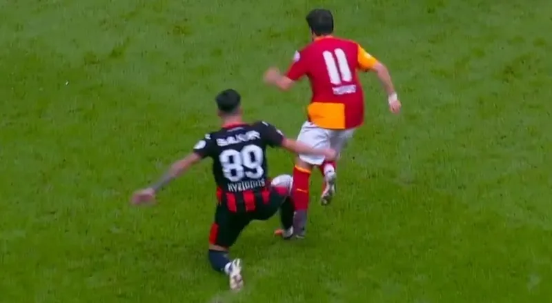 Galatasaray-Arca Çorum FK maçında kırmızı kart çıktı! - 1