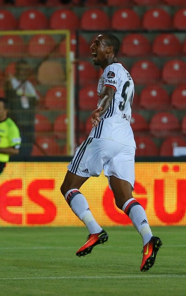 Beşiktaş, Akhisar deplasmanında rahat kazandı