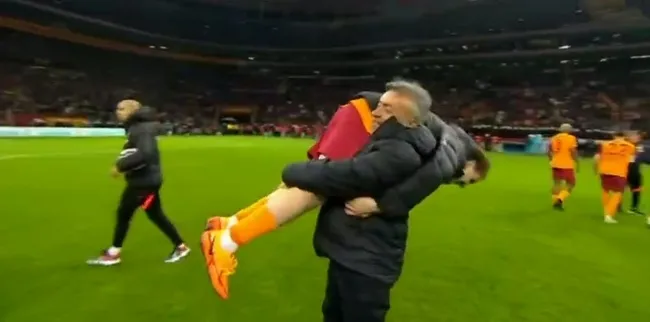 Galatasaray - Beşiktaş derbisinin kahramanı Kerem Aktürkoğlu Domenec Torrent'in omuzlarında! - 3