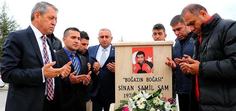 Sinan Şamil Sam mezarı başında anıldı