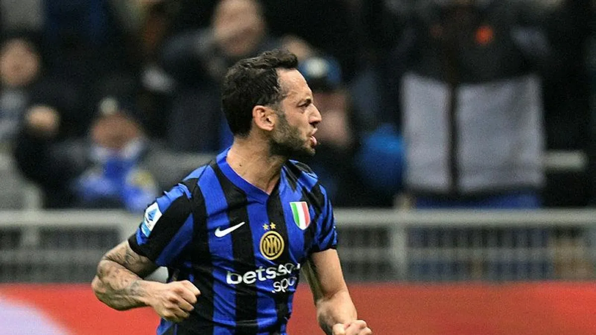 Hakan Çalhanoğlu'dan harika gol! Napoli'nin kalecisi Alex Meret'i böyle avladı