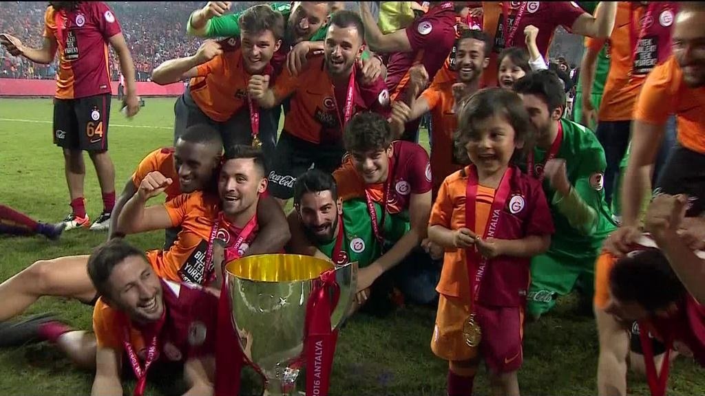 Aslan kupasını kaldırdı!