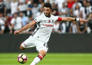 Beşiktaş Tolgay Arslan'ı bırakmıyor