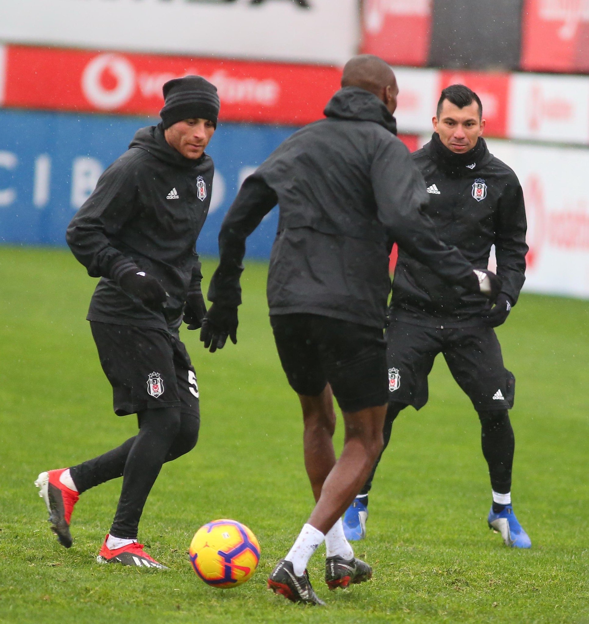 Beşiktaş’ın iki yıldızı derbide yok!