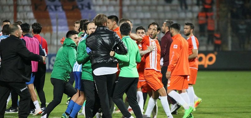 Adana derbisinde olay çıktı! ile ilgili görsel sonucu