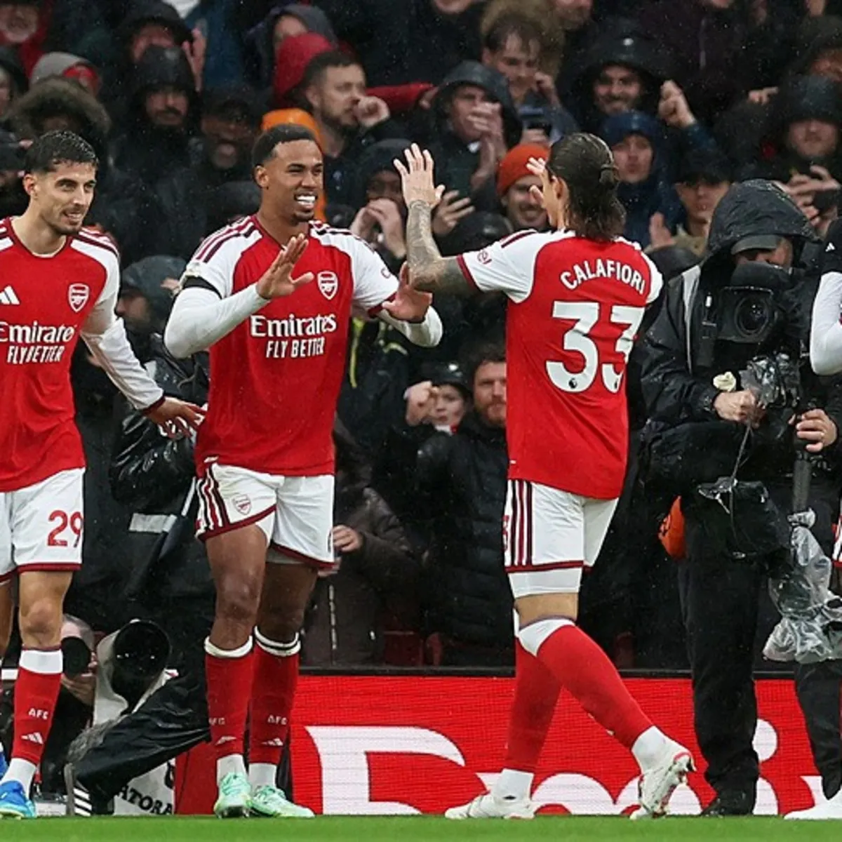 Arsenal sahasında Everton'ı 2 golle geçerek zirveye ortak oldu