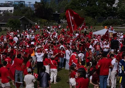 Türk taraftarlar Vancouver'da coşkuyla maç saatini bekliyor