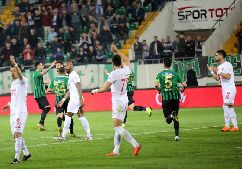 Akhisarspor - Ümraniyespor maçından kareler