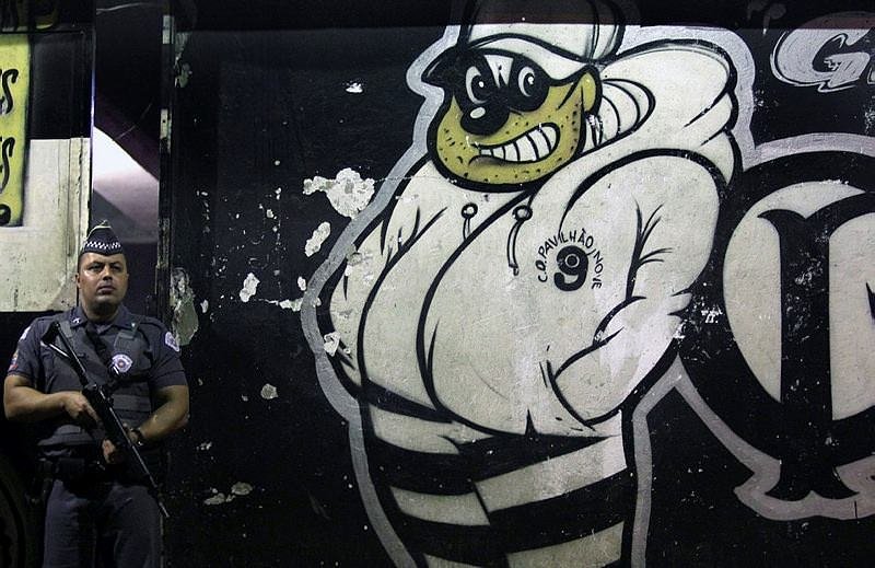 Brezilya’da 9 taraftarın başına kurşun sıktılar