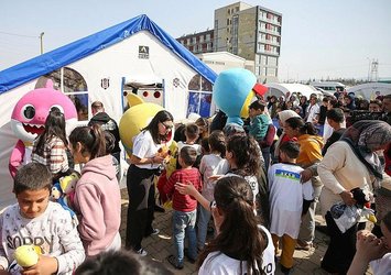 Oyuncaklar çocuklara dağıtıldı