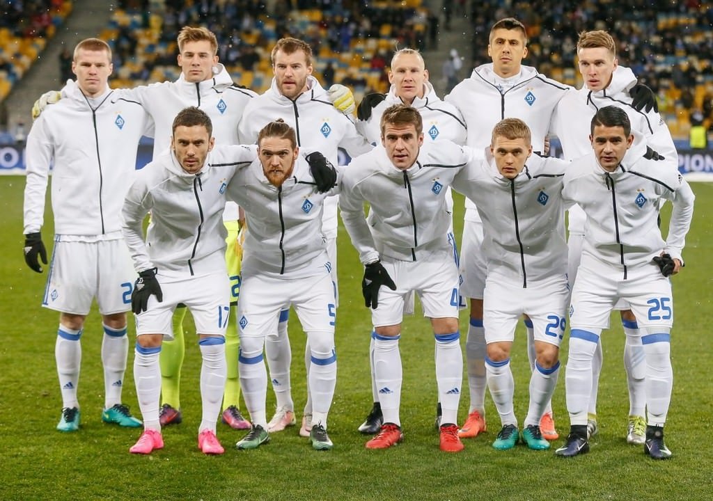 Dinamo Kiev taraftarı Beşiktaş bayrağı yaktı