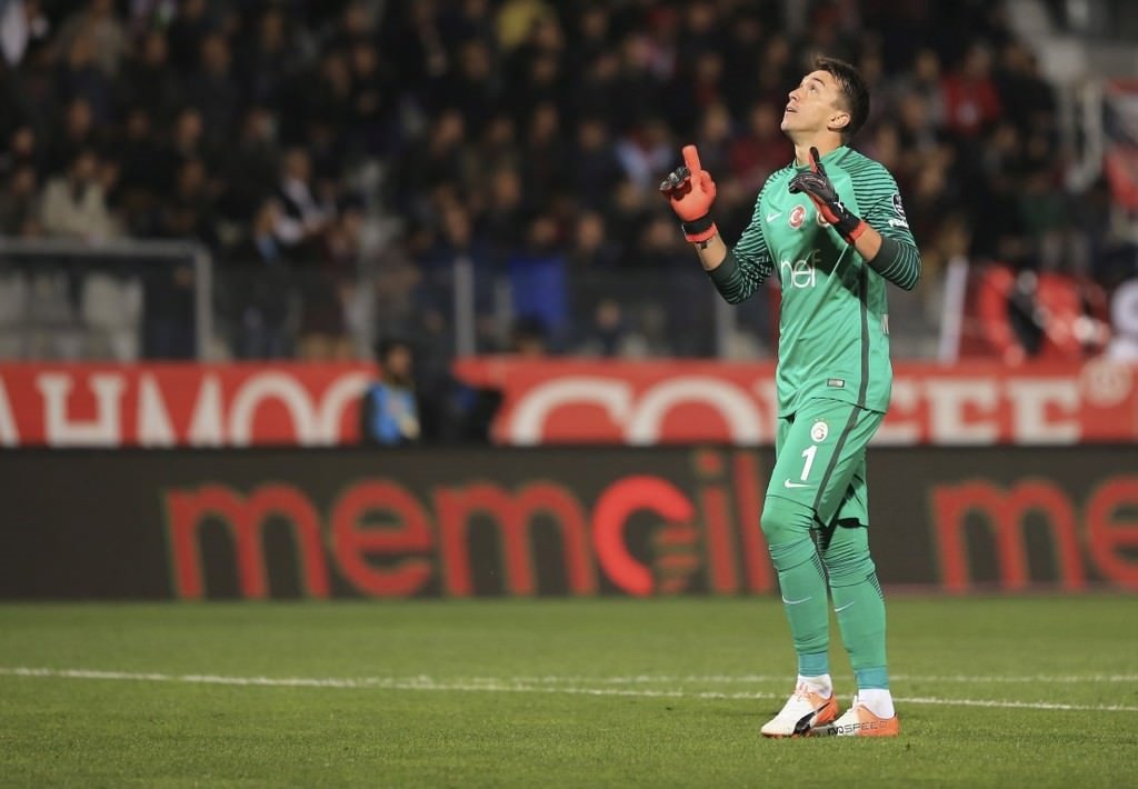 Muslera’ya kale dar geliyor