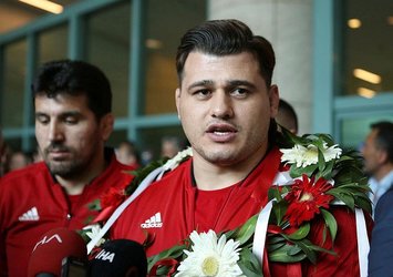 "Rekor kırarak ülkeme döndüğüm için mutluyum"