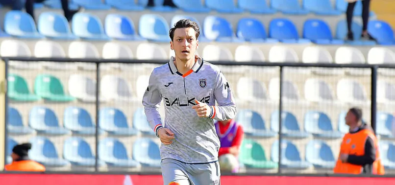 Mesut Özil futbolu bıraktığını duyurdu!