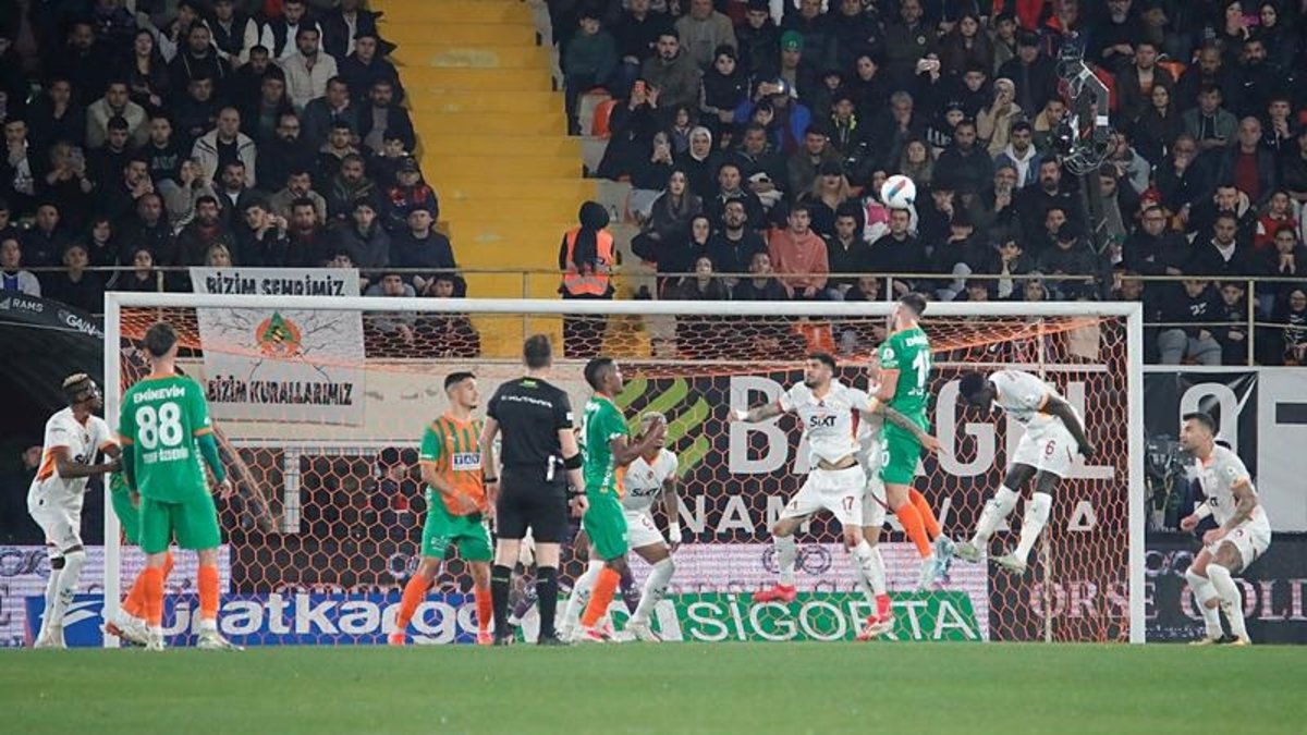 Hepsini atladı Eski hakemler Corendon Alanyaspor-Galatasaray maçındaki o kararı yorumladı! Hepsini atladı Eski hakemler Corendon Alanyaspor-Galatasaray maçındaki o kararı yorumladı!