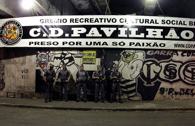 Brezilya’da 9 taraftarın başına kurşun sıktılar