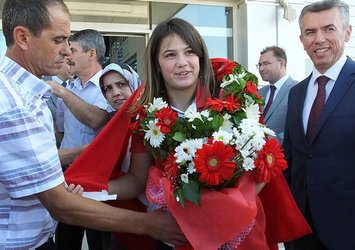 Dünya Şampiyonu Habibe çiçeklerle karşılandı