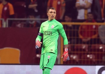 Muslera kalesinde devleşti! Üst üste kurtarışlar