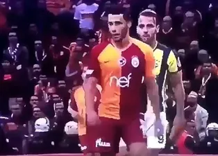 Galatasaray - Fenerbahçe derbisinde şok "tükürük" görüntüsü!