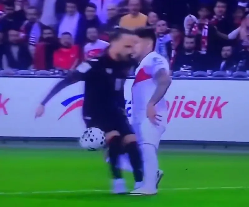 penalti-karari-cikmadi-iste-gurcistan-karsisinda-eren-elmali-ile-penalti-bekledigimiz-pozisyon-1760469015669.jpeg Penaltı kararı çıkmadı! İşte Gürcistan karşısında Eren Elmalı ile penaltı beklediğimiz pozisyon - 1