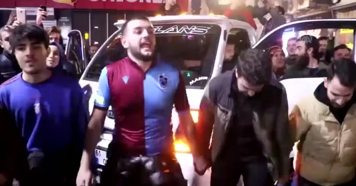 Trabzonspor taraftarları galibiyeti horon teperek kutladı