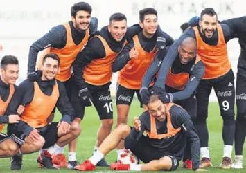 Cenk için tok satıcı rolünde