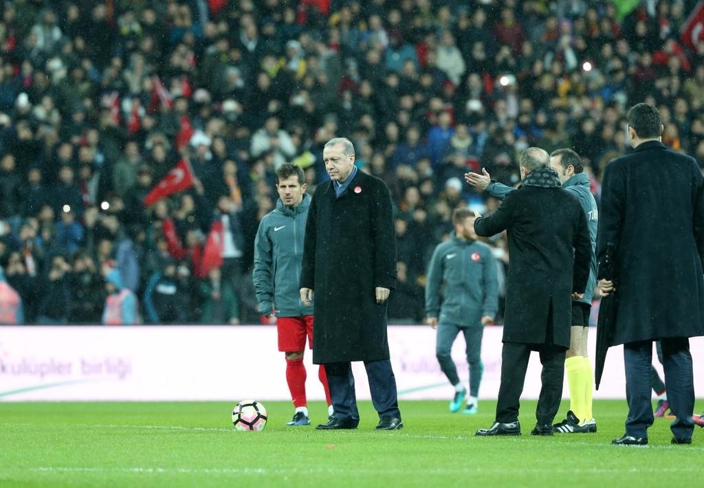 Yıldızlar teröre karşı sahaya indi