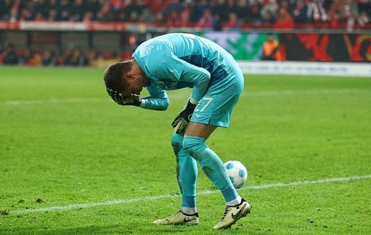 Bundesliga’da kaleciye çakmak atıldı, maç uzun süre durdu!