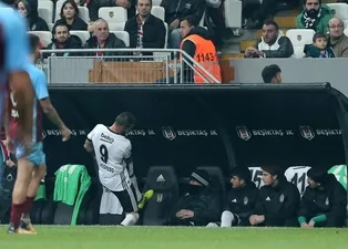 Negredo kulübeyi tekmeledi!
