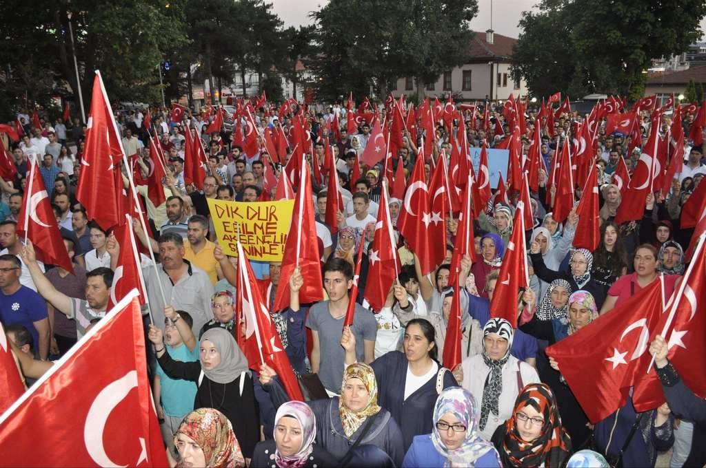 Halk demokrasi nöbetinde