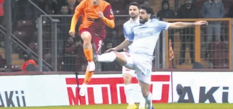 Galatasaray Başakşehir maçında Zorbay Küçük'ten skandal hata! Kartı unuttu - 1