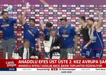Oyunculardan Ergin Ataman'a sulu baskın!