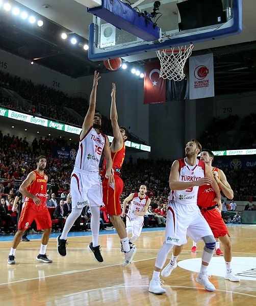 12 Dev Adam İspanya’yı devirdi