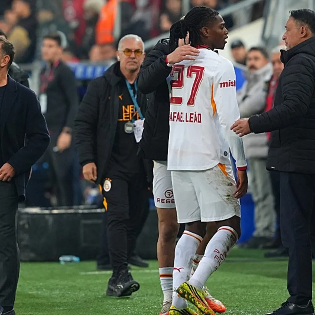 Galatasaray'da sürpriz oyuncu değişikliği: 16 dakika sonra kenarda