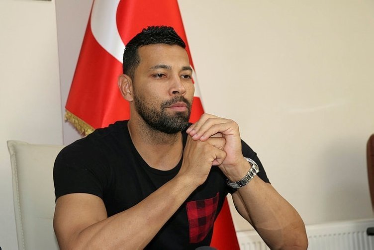 Andre Santos ağlayarak veda etti