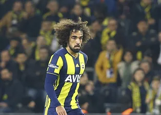 Fenerbahçe, beş yeni transferin imza törenine ait görüntüleri YouTube hesabından paylaştı. Sadık ile Mehmet Topal arasında yaşanan lakap diyaloğu ise salonda gülüşmelere neden oldu!