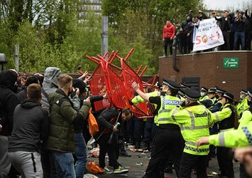 ManU taraftarından protesto! Dev maç ertelendi