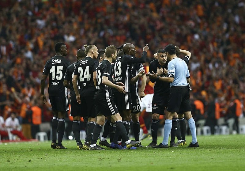 Galatasaray Beşiktaş derbisinde kavga! Bülent Yıldırım maç sonunda...