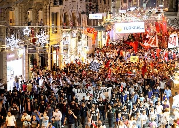 Taraftar grupları demokrasi yürüyüşünde