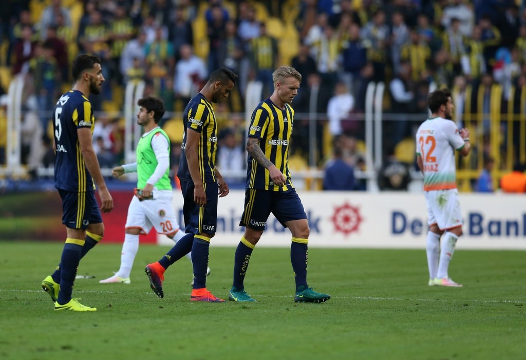 Fenerbahçe’de 3 oyuncu kadro dışı  .