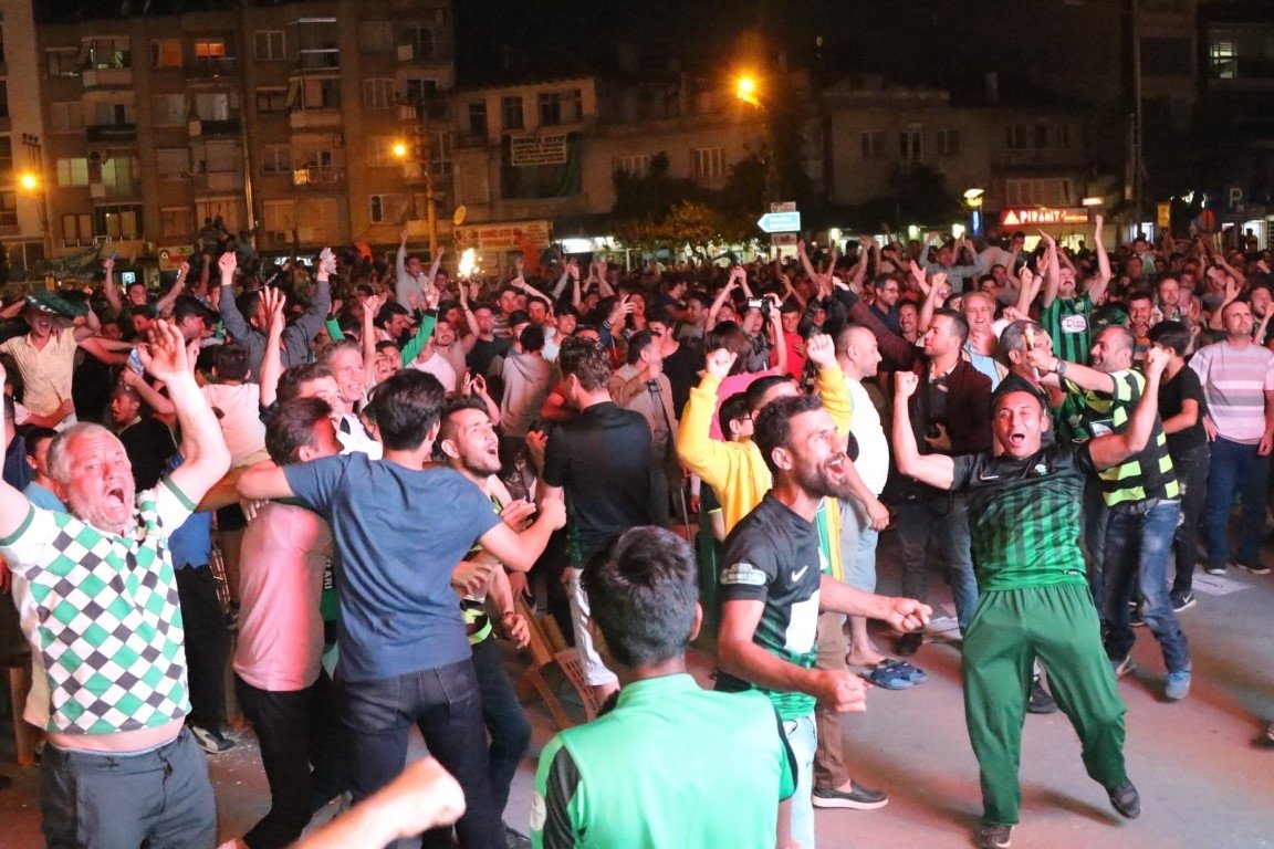 Akhisar sokağa döküldü!