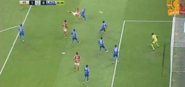 Eren Derdiyok Twitter’ı salladı