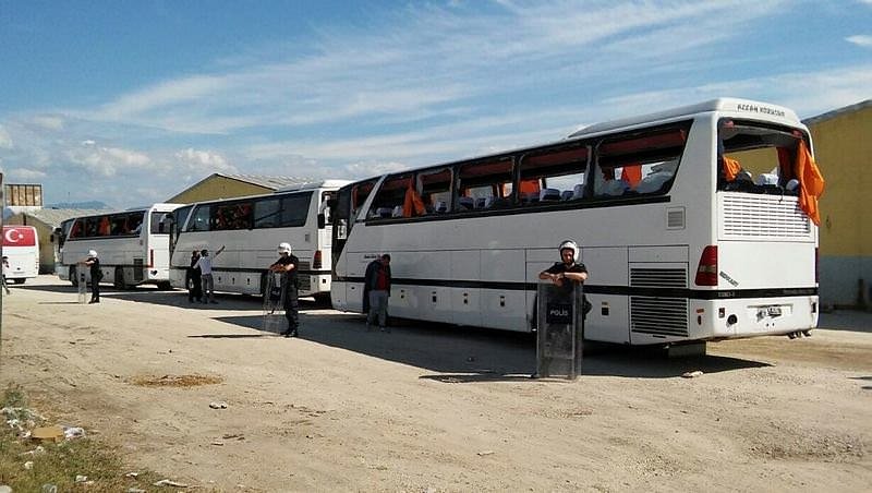 Sakaryaspor ile Eskişehirspor Taraftarı Birbirine Girdi